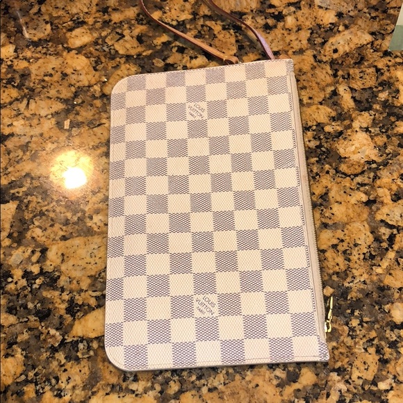 Louis Vuitton Handbags - Authentic Luis Vuitton wristlet!!